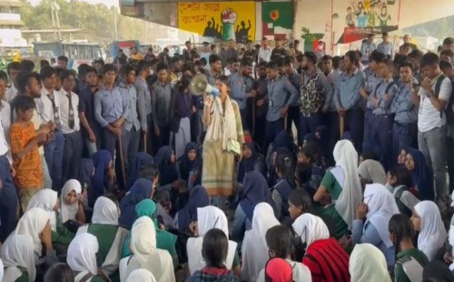 গাজীপুরে শিক্ষার্থীদের অবস্থান কর্মসূচি 