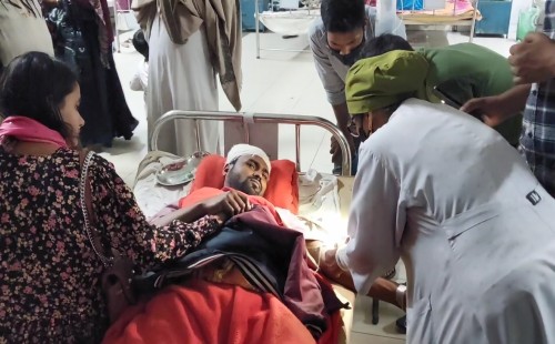 পার্কিং নিয়ে বাকবিতণ্ডায় বাবা-ছেলেকে কুপিয়ে জখম 