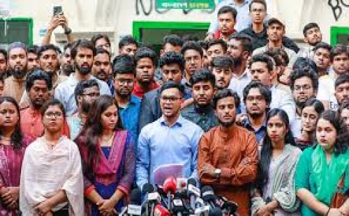 নতুন রাজনৈতিক দল ও ছাত্রসংগঠনের ত্মপ্রকাশের প্রস্তুতি চূড়ান্ত  বাংলাদেশের রাজনীতিতে আসছে নতুন মোড়—ছাত্র-জনতার অভ্যুত্থানের নেতৃত্বদানকারী তরুণদের উদ্যোগে নতুন রাজনৈতিক দল আত্মপ্রকাশের অপেক্ষায়। বৈষম্যবিরোধী ছাত্র আন্দোলন ও জাতীয় নাগরিক কমিটির নেতারা দল গঠনের কাজে ব্যস্ত সময় পার করছেন। নতুন নেতৃত্ব কারা হচ্ছেন, তা নিয়ে রাজনৈতিক মহলে কৌতূহল তুঙ্গে।    নতুন দলের শীর্ষ ছয়টি পদ প্রায় চূড়ান্ত। সাংগঠনিক কাঠামোতে দুটি নতুন পদও যোগ করা হচ্ছে। আহ্বায়ক, সদস্যসচিব, মুখপাত্র ও মুখ্য সংগঠকের পাশাপাশি জ্যেষ্ঠ যুগ্ম আহ্বায়ক ও জ্যেষ্ঠ যুগ্ম সদস্যসচিব পদও রাখা হচ্ছে।    নাহিদ ইসলাম আহ্বায়ক পদে আসছেন, এ নিয়ে কোনো আপত্তি নেই জাতীয় নাগরিক কমিটি ও বৈষম্যবিরোধী ছাত্র আন্দোলনের নেতাদের। সদস্যসচিব পদ নিয়ে কিছু মতবিরোধ থাকলেও, সমঝোতার ভিত্তিতে আখতার হোসেনের নাম প্রায় চূড়ান্ত হয়েছে। মুখ্য সংগঠক ও মুখপাত্র হিসেবে দেখা যেতে পারে সারজিস আলম ও হাসনাত আবদুল্লাহকে।    ছাত্রশিবিরের সাবেক নেতাদের সঙ্গে সমঝোতার ভিত্তিতে জ্যেষ্ঠ যুগ্ম আহ্বায়ক পদে আলী আহসান জোনায়েদের নাম আলোচনায় রয়েছে। জাতীয় নাগরিক কমিটির আহ্বায়ক নাসীরুদ্দীন পাটওয়ারীকে জ্যেষ্ঠ যুগ্ম সদস্যসচিব করা হতে পারে।    এছাড়া, গুরুত্বপূর্ণ পদ পেতে পারেন জাতীয় নাগরিক কমিটির মুখপাত্র সামান্তা শারমিন, যুগ্ম আহ্বায়ক সারোয়ার তুষার, তাসনিম জারা ও আরিফুল ইসলাম আদীব। যুগ্ম সদস্যসচিব হিসেবে থাকতে পারেন অনিক রায়, মাহবুব আলম ও অলিক মৃ। বৈষম্যবিরোধী ছাত্র আন্দোলনের মুখ্য সংগঠক আবদুল হান্নান মাসউদও দলের গুরুত্বপূর্ণ ভূমিকায় আসতে পারেন।    নতুন দলের আনুষ্ঠানিক ঘোষণা ২৬ ফেব্রুয়ারি, রাজধানীর মানিক মিয়া অ্যাভিনিউয়ে হতে পারে। জাতীয় নাগরিক কমিটির একজন দায়িত্বশীল নেতা জানান, সমঝোতার ভিত্তিতে শীর্ষ পদগুলো নির্ধারিত হয়েছে এবং আলী আহসান জোনায়েদকে জ্যেষ্ঠ যুগ্ম আহ্বায়ক করার সিদ্ধান্ত প্রায় চূড়ান্ত।    এদিকে, চলতি সপ্তাহেই নতুন একটি ছাত্রসংগঠনও আত্মপ্রকাশ করতে যাচ্ছে। এটি জাতীয় নাগরিক কমিটির নতুন রাজনৈতিক দলের ছাত্রসংগঠন হিসেবেই অনেকে দেখছেন। সংগঠনের কেন্দ্রীয় আহ্বায়ক হিসেবে আসতে পারেন আবু বাকের মজুমদার এবং সদস্যসচিব হিসেবে জাহিদ আহসান। ঢাকা বিশ্ববিদ্যালয় শাখার নেতৃত্বে থাকতে পারেন আবদুল কাদের ও সানজানা আফিফা অদিতি।    ১৭ ফেব্রুয়ারি, মধুর ক্যান্টিনে সংবাদ সম্মেলন করে ছাত্রসংগঠনের নীতিমালা প্রকাশ করেন জুলাই গণ-অভ্যুত্থানের সময় সক্রিয় থাকা সাতজন সমন্বয়ক। তারা জানান, সংগঠনটি 'স্টুডেন্টস ফার্স্ট' ও 'বাংলাদেশ ফার্স্ট' নীতিতে পরিচালিত হবে। তবে এটি বৈষম্যবিরোধী ছাত্র আন্দোলনের অংশ নয়।    সংগঠনের কেন্দ্রীয় কমিটিতে গুরুত্বপূর্ণ পদে আসতে পারেন তাহমিদ আল মুদাসসির চৌধুরী ও রিফাত রশীদ। তারা দুজনই ঢাকা বিশ্ববিদ্যালয়ের শিক্ষার্থী এবং বৈষম্যবিরোধী ছাত্র আন্দোলনের সাবেক সমন্বয়ক। নতুন রাজনৈতিক দল ও ছাত্রসংগঠনের আত্মপ্রকাশ দেশের রাজনৈতিক অঙ্গনে নতুন মাত্রা যোগ করবে বলে মনে করছেন বিশ্লেষকরা। 