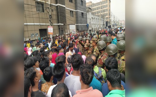 শ্রমিক ছাঁটাইয়ের প্রতিবাদে গাজীপুরে মহাসড়ক অবরোধ 