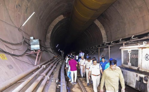 আটকে পড়াদের বেঁচে থাকার আশা ক্ষীণ! 