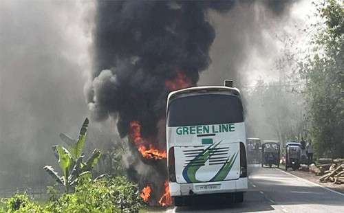 ঢাকা-বরিশাল মহাসড়কে চলন্ত বাসে আগুন 