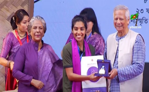 ক্রিকেট দলসহ পাঁচ নারীকে পুরস্কৃত করলেন প্রধান উপদেষ্টা 