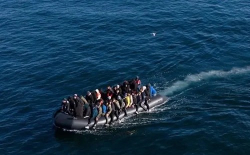 চ্যানেল দিয়ে যুক্তরাজ্যে ঢুকছে অভিবাসীরা 