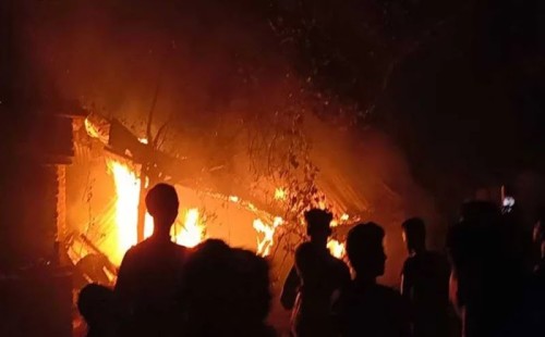 মাগুরায় শিশু ধর্ষণে অভিযুক্তের বাড়িতে বিক্ষুব্ধ জনতার আগুন 