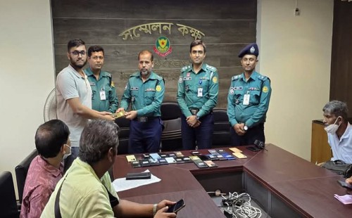 মালিকরা যেভাবে ফিরে পেলেন হারানো ৩৪টি মোবাইল 