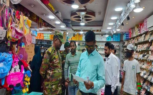 নওগাঁয় ভারতীয় বলে দেশি পোশাক বিক্রি, দুই প্রতিষ্ঠানকে জরিমানা 