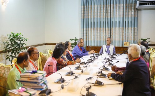 একটি প্রতিষ্ঠান একটি গণমাধ্যমের মালিক হতে পারবে 