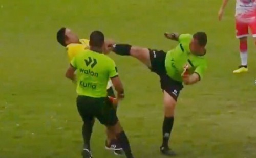 বোতল নিয়ে ছুটে আসা কোচকে ‘কুংফু কিক’ মারলেন রেফারি 