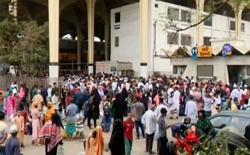 কমলাপুর স্টেশনে ঈদের দ্বিতীয় দিনেও উপচেপড়া ভিড় 