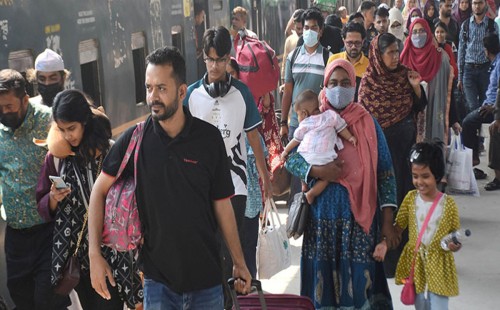 ঈদে এখনও বাড়ি ফিরছে ঘরমুখো মানুষ 