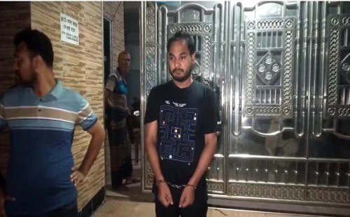 ‘ভারতে আছি’ স্ট্যাটাস দেওয়া নিষিদ্ধ ছাত্রলীগ নেতা গ্রেপ্তার 