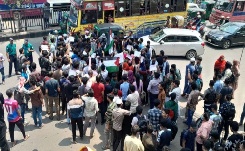 গাজায় গণহত্যার প্রতিবাদে মার্কিন দূতাবাস ঘিরে বিক্ষোভ 