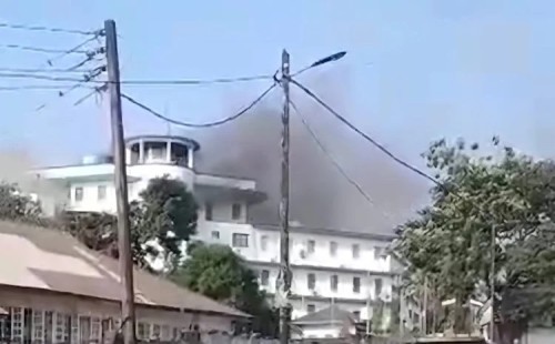 সিয়েরা লিওনে প্রেসিডেন্ট কার্যালয়ে আগুন 