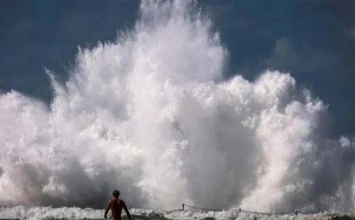 অস্ট্রেলীয় উপকূলে বিশাল ঢেউ, নিহত ৬ 