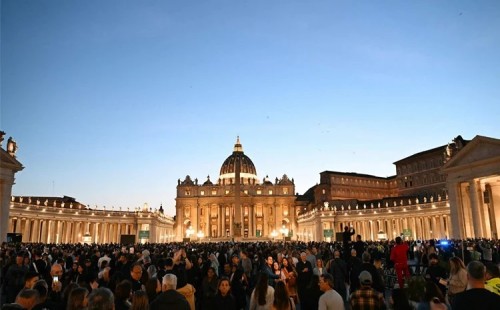 পোপকে প্রায় ৫০ হাজার মানুষের শেষ শ্রদ্ধা 