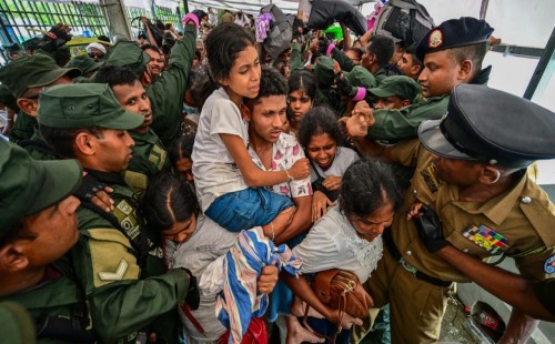 বুদ্ধের দন্তধাতু দর্শনে কান্ডিতে ভিড় 