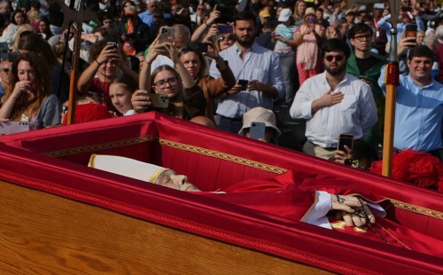 পোপকে  দেড় লাখ মানুষের শ্রদ্ধা 