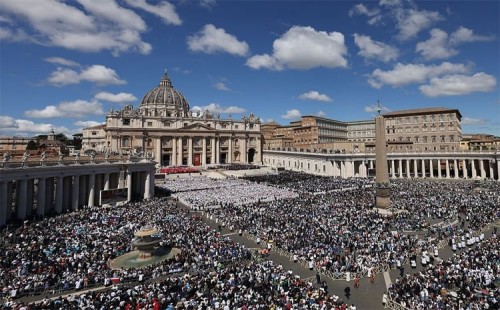 দৃষ্টি এখন ‘কনক্লেভ’-এ 
