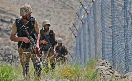 রাতের আঁধারে ভারত-পাকিস্তান সেনাদের সংঘর্ষ 