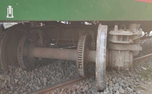 প্ল্যাটফর্মের কাছে বিকট শব্দে লাইনচ্যুত ট্রেন 