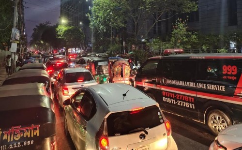 শাহবাগ অবরোধ: চার ঘণ্টার বেশি সময় ধরে বন্ধ যান চলাচল 