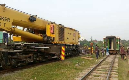 কক্সবাজার এক্সপ্রেসের লাইনচ্যুত বগি উদ্ধার 