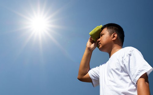 তীব্র গরমে হিটস্ট্রোক এড়াতে যা করবেন 