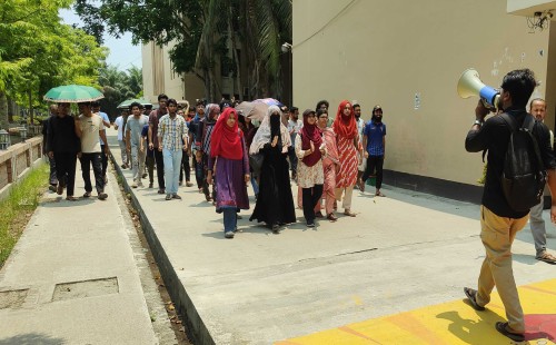 কুয়েটে ৩৭ শিক্ষার্থীকে শোকজ,বিক্ষোভে শিক্ষার্থীরা 