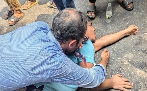 শিক্ষার্থীকে বাঁচাতে মানবঢাল হয়ে দাঁড়ালেন শিক্ষক 