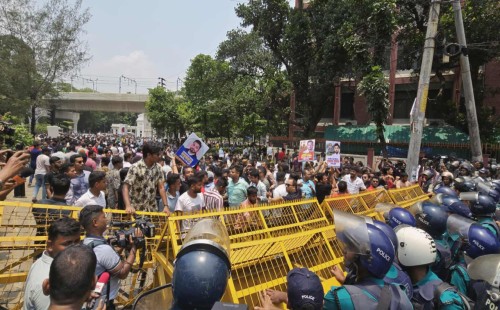 সচিবালয় অভিমুখে লংমার্চে ইশরাক সমর্থকদের আটকাতে পুলিশের বাধা 