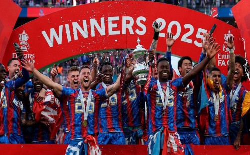 ম্যানসিটিকে হারিয়ে ১২০ বছরে প্রথম শিরোপা জিতল ক্রিস্টাল প্যালেস 