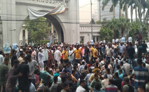 নগরভবনের নিয়ন্ত্রণে আজও ইশরাকপন্থিরা, প্রধান ফটকে ঝুলছে তালা 