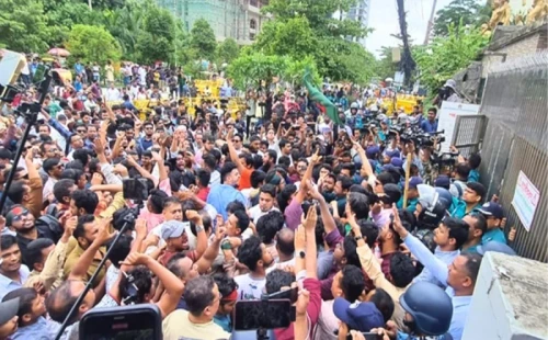 ইসি ভবনের সামনে এনসিপির বিক্ষোভ, পুলিশের কড়া অবস্থান 