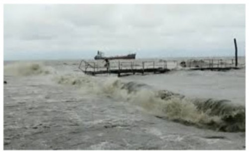 নোয়াখালীর হাতিয়া উপজেলায় দুর্যোগজনিত কারণে নৌ যোগাযোগ বন্ধ 