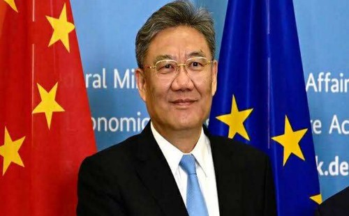 ব্যবসায়ীদের নিয়ে ঢাকায় এলেন চীনের বাণিজ্যমন্ত্রী 