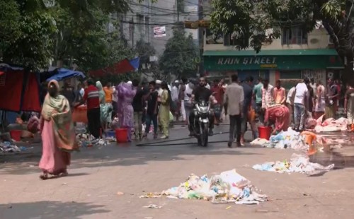 নিজ উদ্যোগে কোরবানির বর্জ্য পরিষ্কার করছেন রাজধানীবাসী 