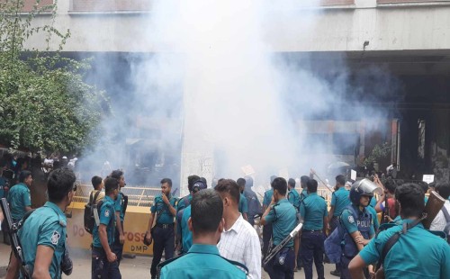 প্রেস ক্লাব এলাকা উত্তপ্ত, সাউন্ড গ্রেনেড নিক্ষেপ 