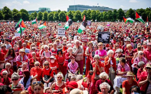 গাজায় গণহত্যা বন্ধে হেগে বিক্ষোভ 