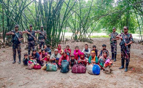 শিবগঞ্জ সীমান্তে ২০ বাংলাদেশিকে বিএসএফের পুশ ইন 