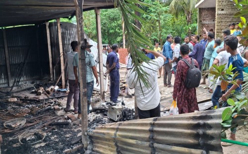 চাঁদা না দেওয়ায় ভাগনের বাড়িতে আগুন দিলেন মামা 