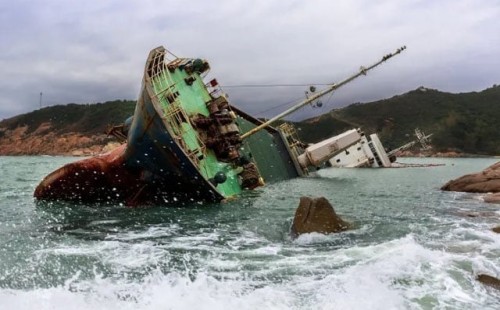 সুয়েজ উপসাগরে বার্জ ডুবে নিহত ৪ 