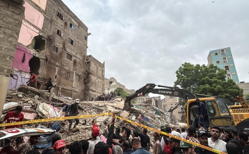পাকিস্তানে ভবন ধসে নিহত ৫ 