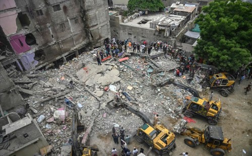 করাচির ভবন ধসে আটকে পড়াদের খোঁজ চলছে 