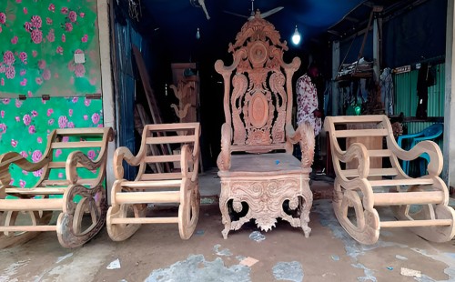 ৭ ফুট ৩ ইঞ্চির চেয়ার বানানো হচ্ছে খালেদা জিয়া-তারেকের জন্য 