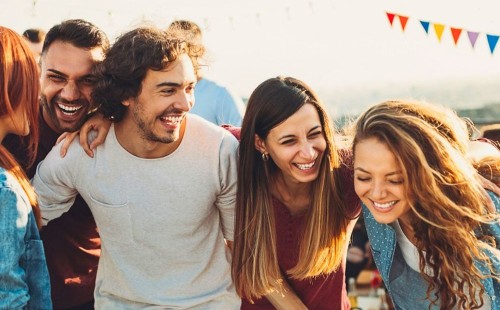 পুরুষের তুলনায় নারীরা বেশি হাসেন, পেছনের বিজ্ঞান ও কারণ 