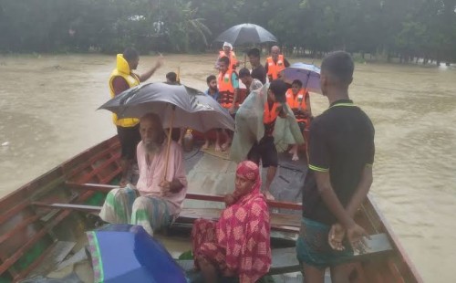 ফেনীতে নদীর পানি কমলেও ভোগান্তি বেড়েছে, বিদ্যুৎ-নেটওয়ার্ক বিচ্ছিন্ন চার উপজেলায় 