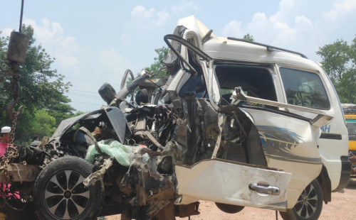 নাটোরে সড়ক দুর্ঘটনায় একই পরিবারের ৫ জনের মৃত্যু 