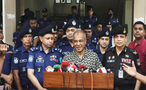 নির্বাচনের আগে সব অবৈধ অস্ত্র উদ্ধার করা হবে : স্বরাষ্ট্র উপদেষ্টা 