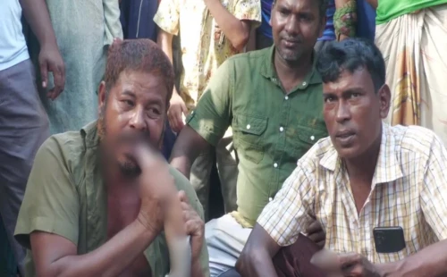 এক সাপুড়েকে সাপে কাটায় ‘কিং কোবরা’ কাঁচা চিবিয়ে খেলেন আরেক সাপুড়ে 